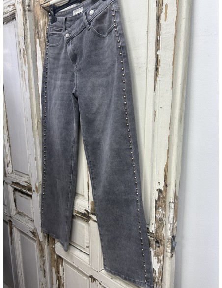 Jeans tachuelas gris